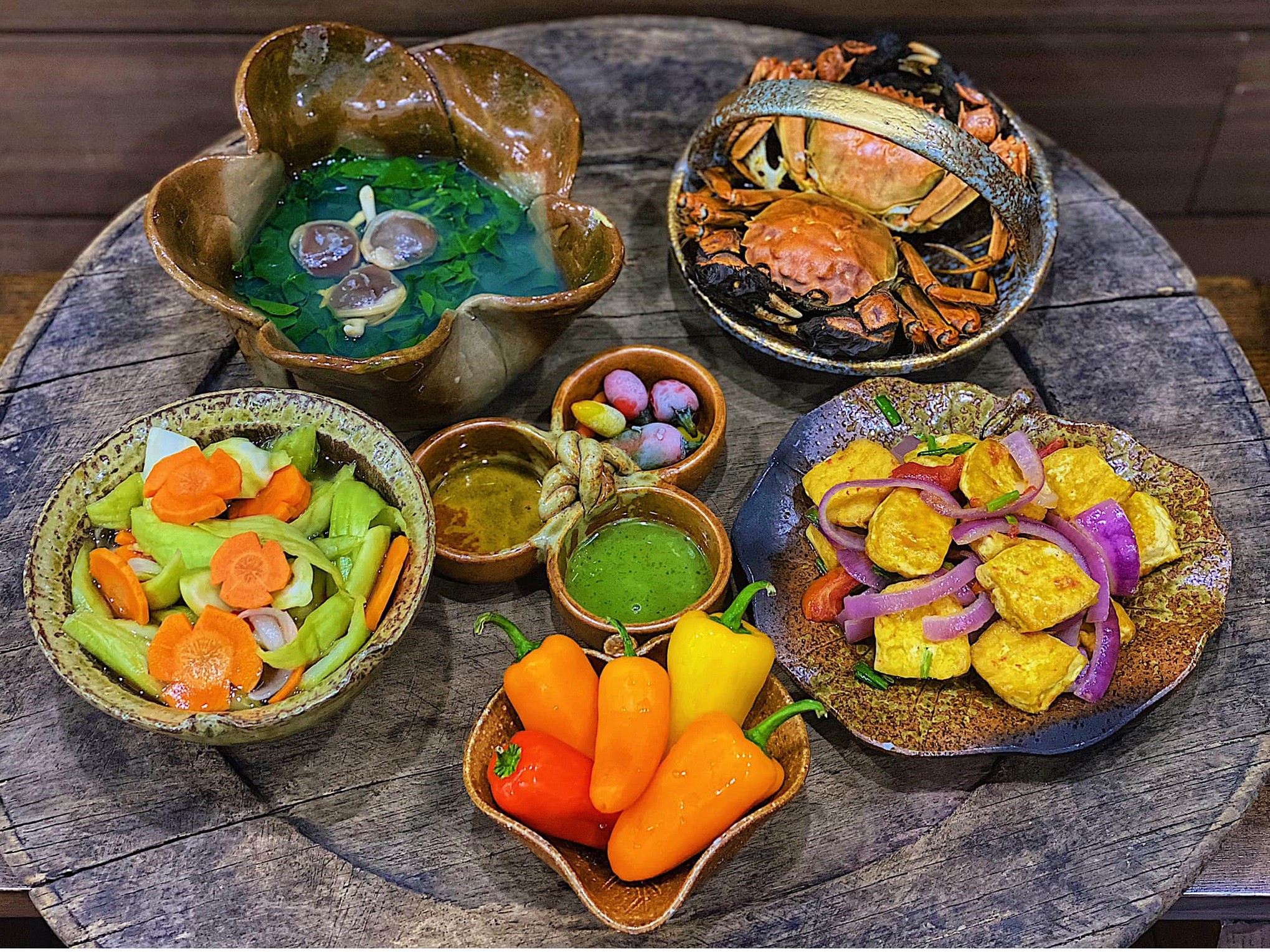 Đậu sốt cà chua - Cua hấp - Canh mùng tơi - Dưa muối