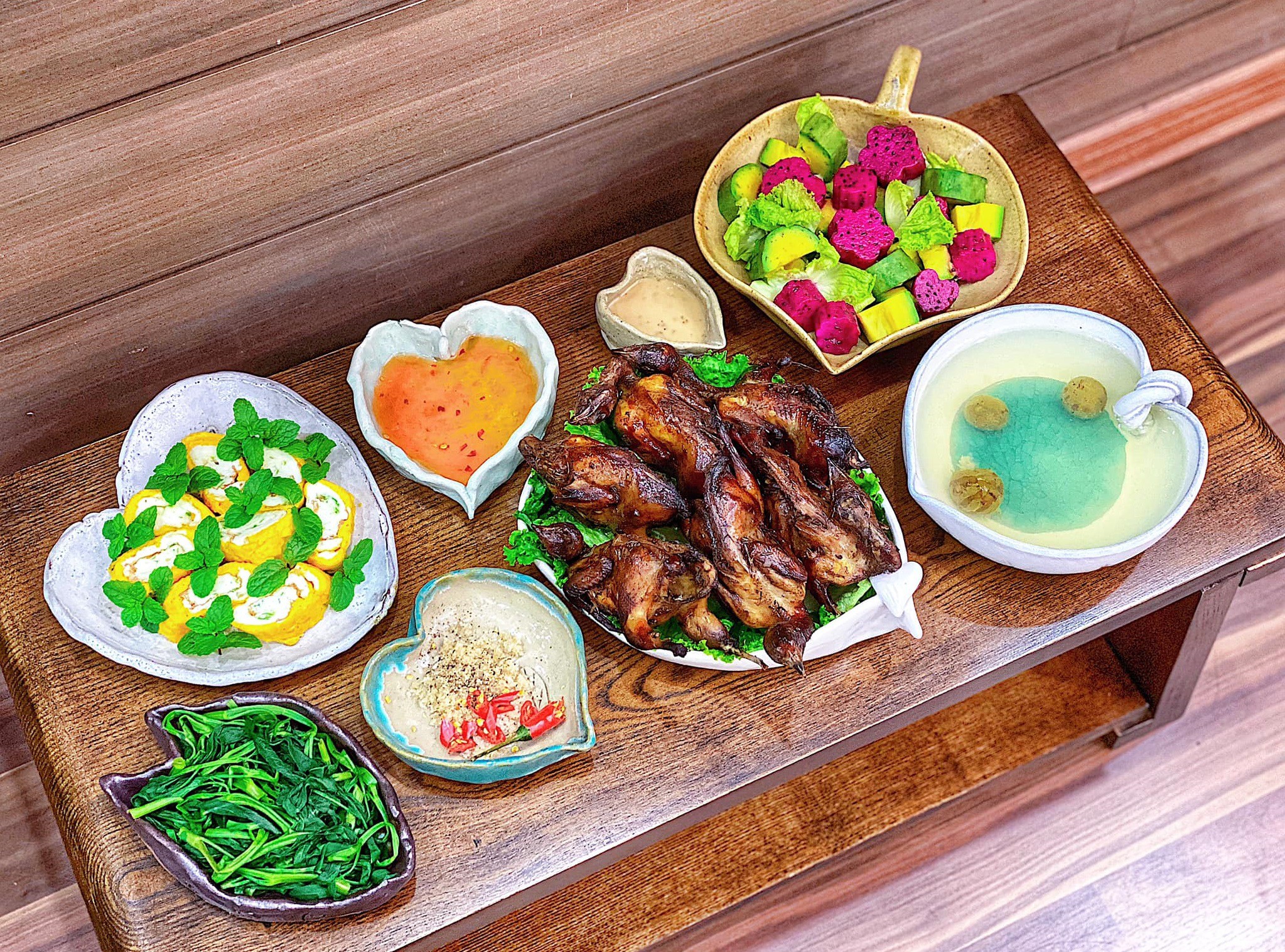 Chim quay - Trứng rán - Rau muống luộc - Salad