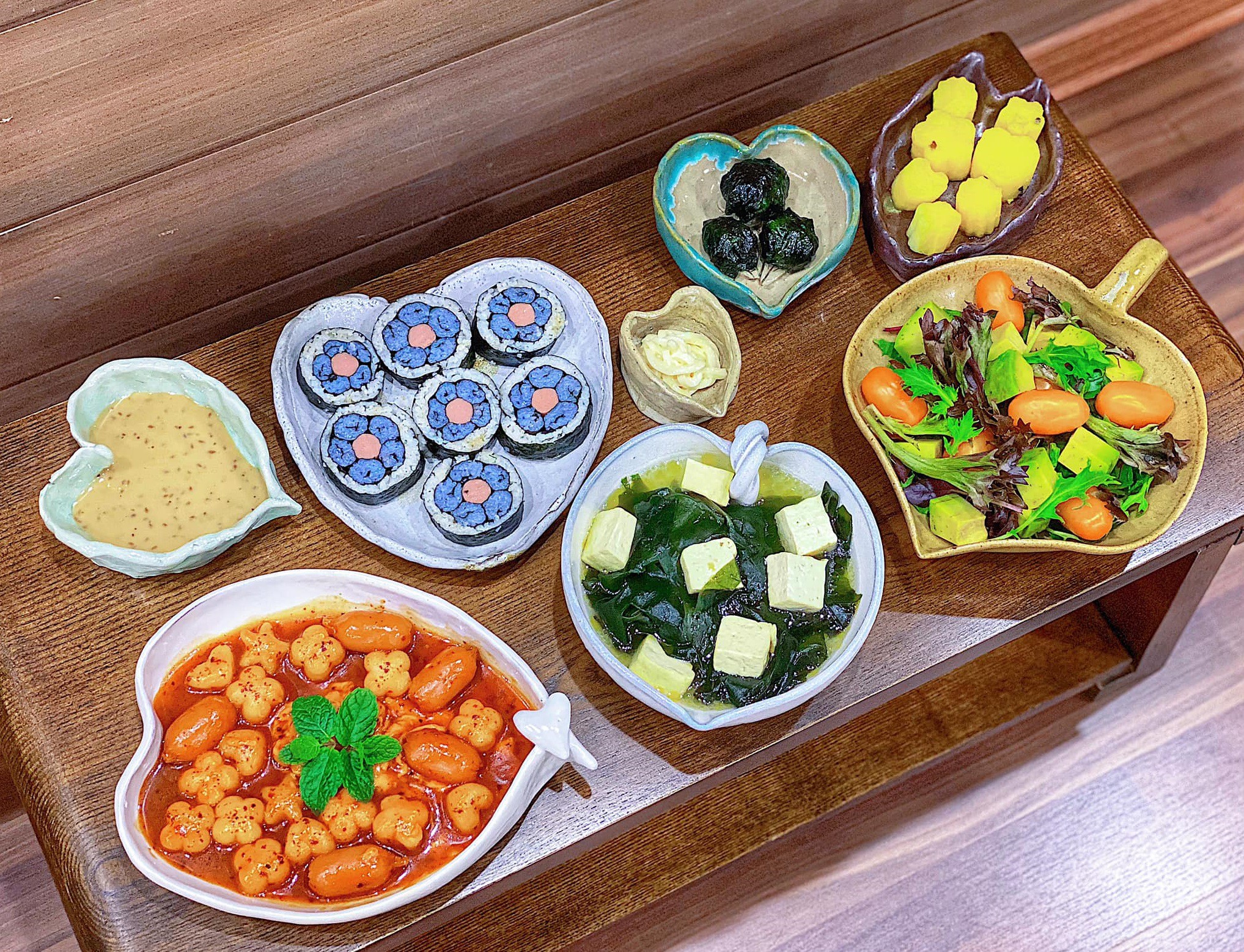 Tokboki - Canh rong biển - Kimpap - Salad rau củ