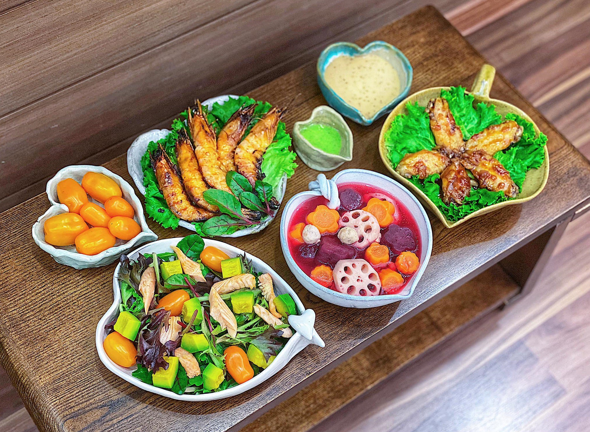 Tôm nướng - Cánh gà chiên mắm - Salad - Canh rau củ