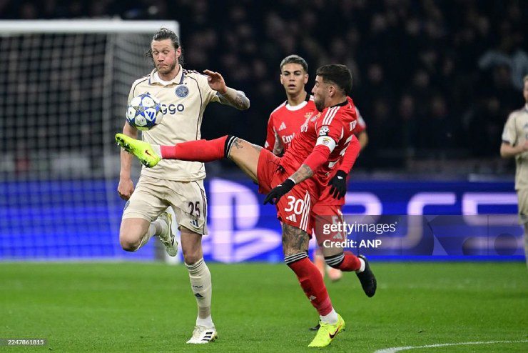 Benfica (áo đỏ) giành 3 điểm đầu tiên sau trận thắng thuyết phục Ajax