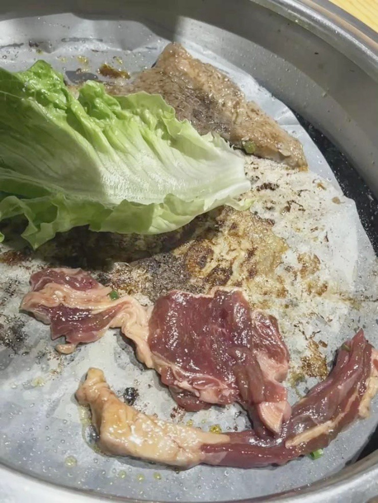 Ăn thịt nướng, thực khách suýt ngất khi phát hiện đỉa sống dài 10cm - 2