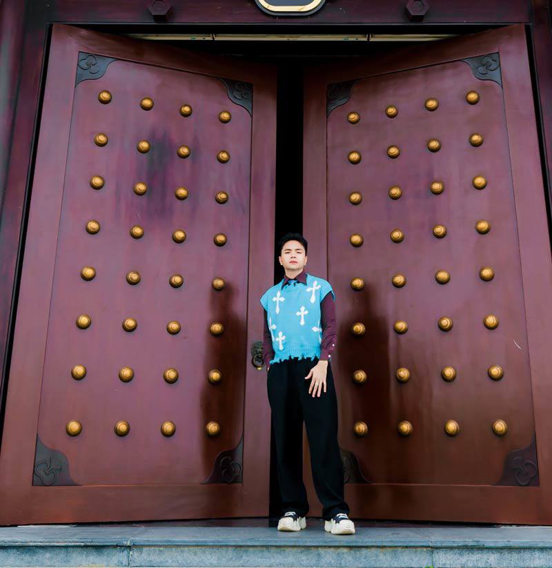 Ở trong phim hay ngoài đời, Đức Châu cũng là một người thích sáng tạo với thời trang.