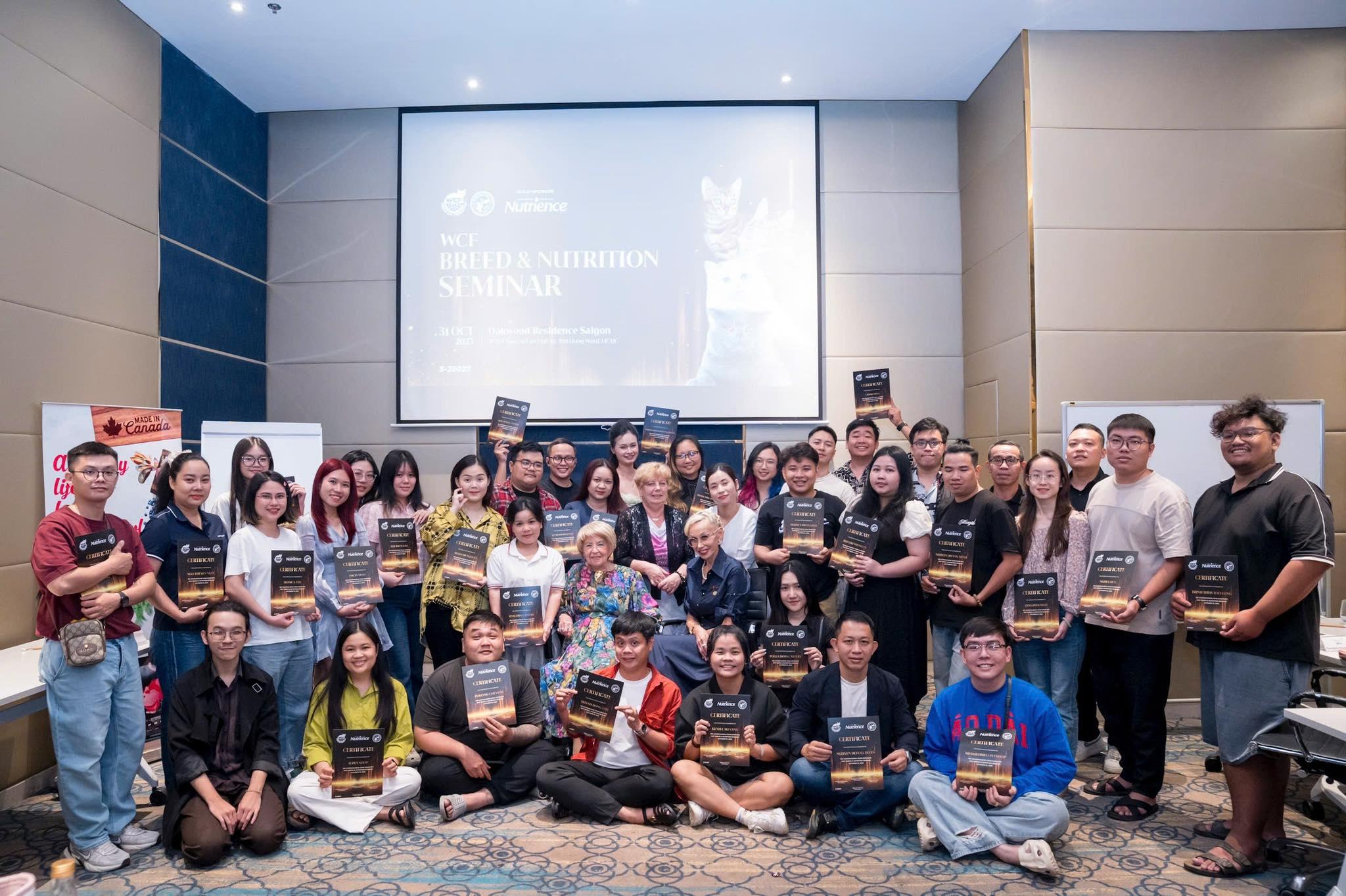 Các bạn trẻ tham gia buổi đào tạo chuyên sâu về tiêu chuẩn giống mèo, chăm sóc & grooming theo chuẩn WCF quốc tế dành cho người nuôi mèo, trại giống & groomer.