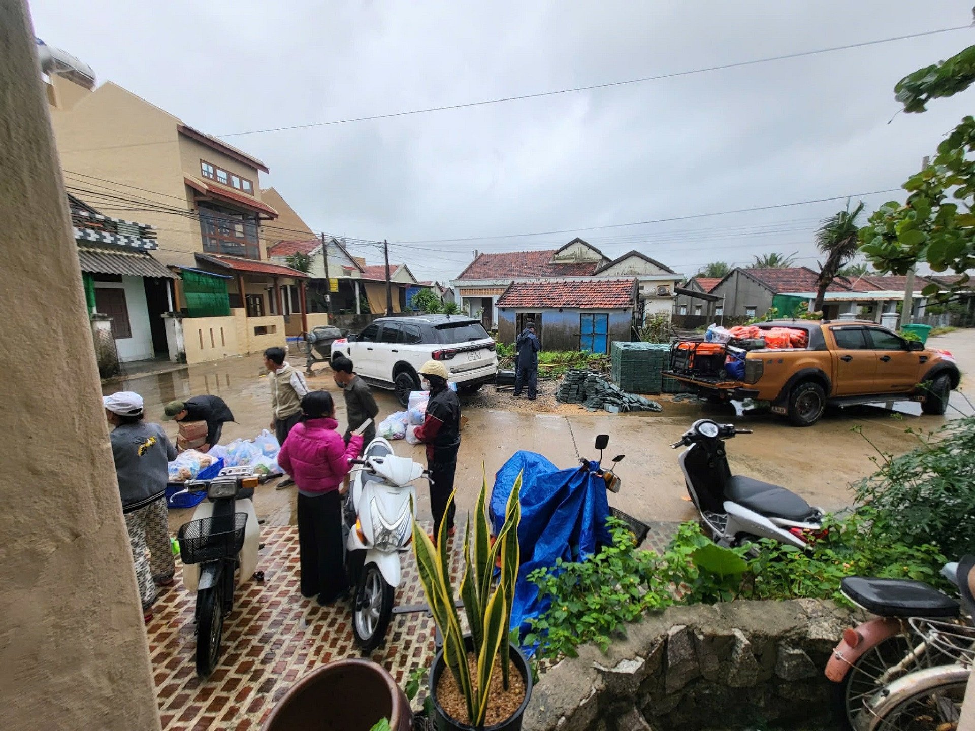 Cả làng du lịch ở Đắk Lắk &#39;hò nhau&#39; đón khách miễn phí, chở đồ cứu trợ vùng lũ - 1