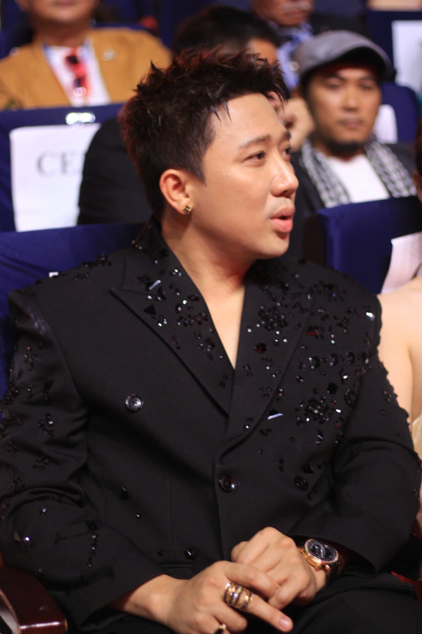 Hai đạo diễn trăm tỷ Trấn Thành và Thu Trang trên hàng ghế đầu Liên hoan phim Việt Nam 24. Sau khi đối đầu ở phòng vé năm nay, cả hai tiếp tục chạm trán trong cuộc đua phim Tết Nguyên đán sắp tới với hai dự án mới gồm Thỏ ơi (Trấn Thành) và Mùi phở (Thu Trang).