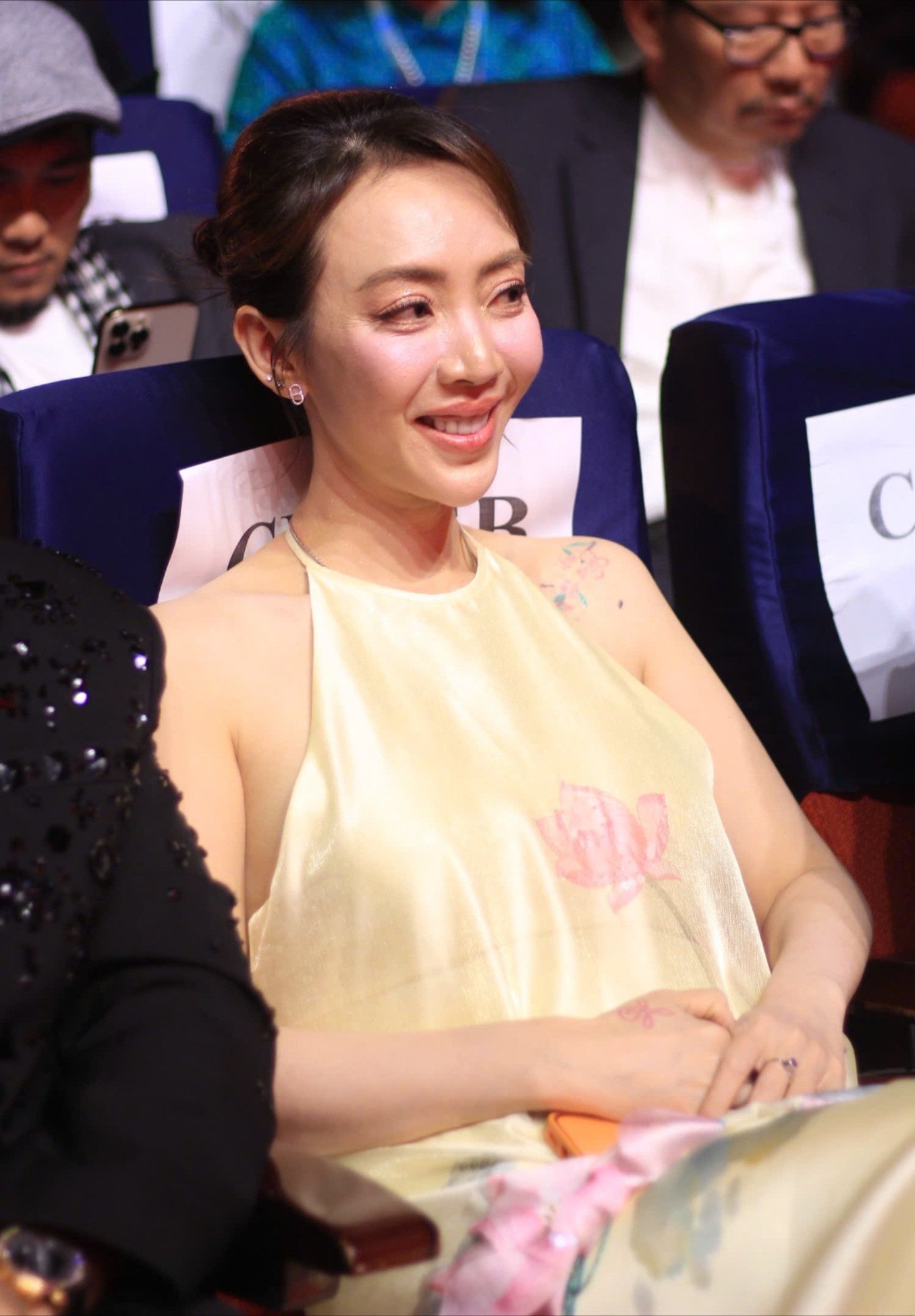 Hai đạo diễn trăm tỷ Trấn Thành và Thu Trang trên hàng ghế đầu Liên hoan phim Việt Nam 24. Sau khi đối đầu ở phòng vé năm nay, cả hai tiếp tục chạm trán trong cuộc đua phim Tết Nguyên đán sắp tới với hai dự án mới gồm Thỏ ơi (Trấn Thành) và Mùi phở (Thu Trang).