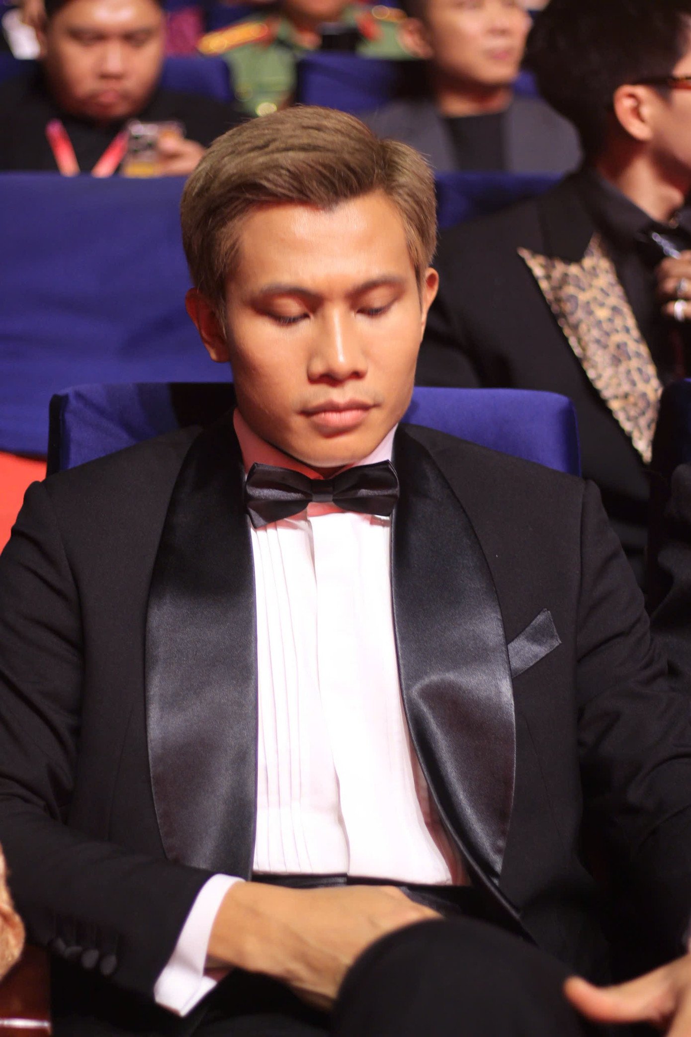 Nam diễn viên Phương Nam - người đoạt giải Nam diễn viên phụ xuất sắc với vai Tạ trong Mưa đỏ cùng diễn viên Hoàng Long hồi hộp chờ công bố giải thưởng. Mưa đỏ đại thắng mùa liên hoan phim năm nay với hạng mục Bông sen vàng phim truyện điện ảnh và hai giải cá nhân.