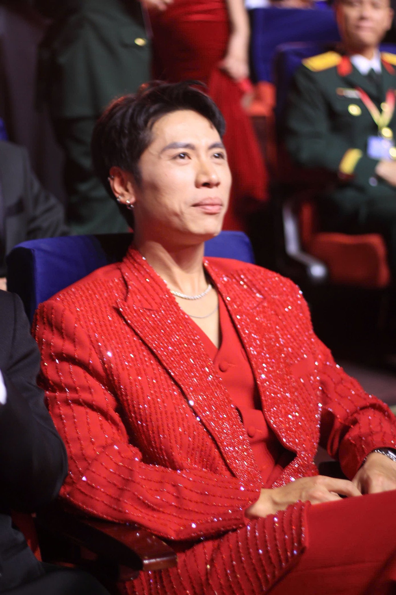 Nam diễn viên Phương Nam - người đoạt giải Nam diễn viên phụ xuất sắc với vai Tạ trong Mưa đỏ cùng diễn viên Hoàng Long hồi hộp chờ công bố giải thưởng. Mưa đỏ đại thắng mùa liên hoan phim năm nay với hạng mục Bông sen vàng phim truyện điện ảnh và hai giải cá nhân.