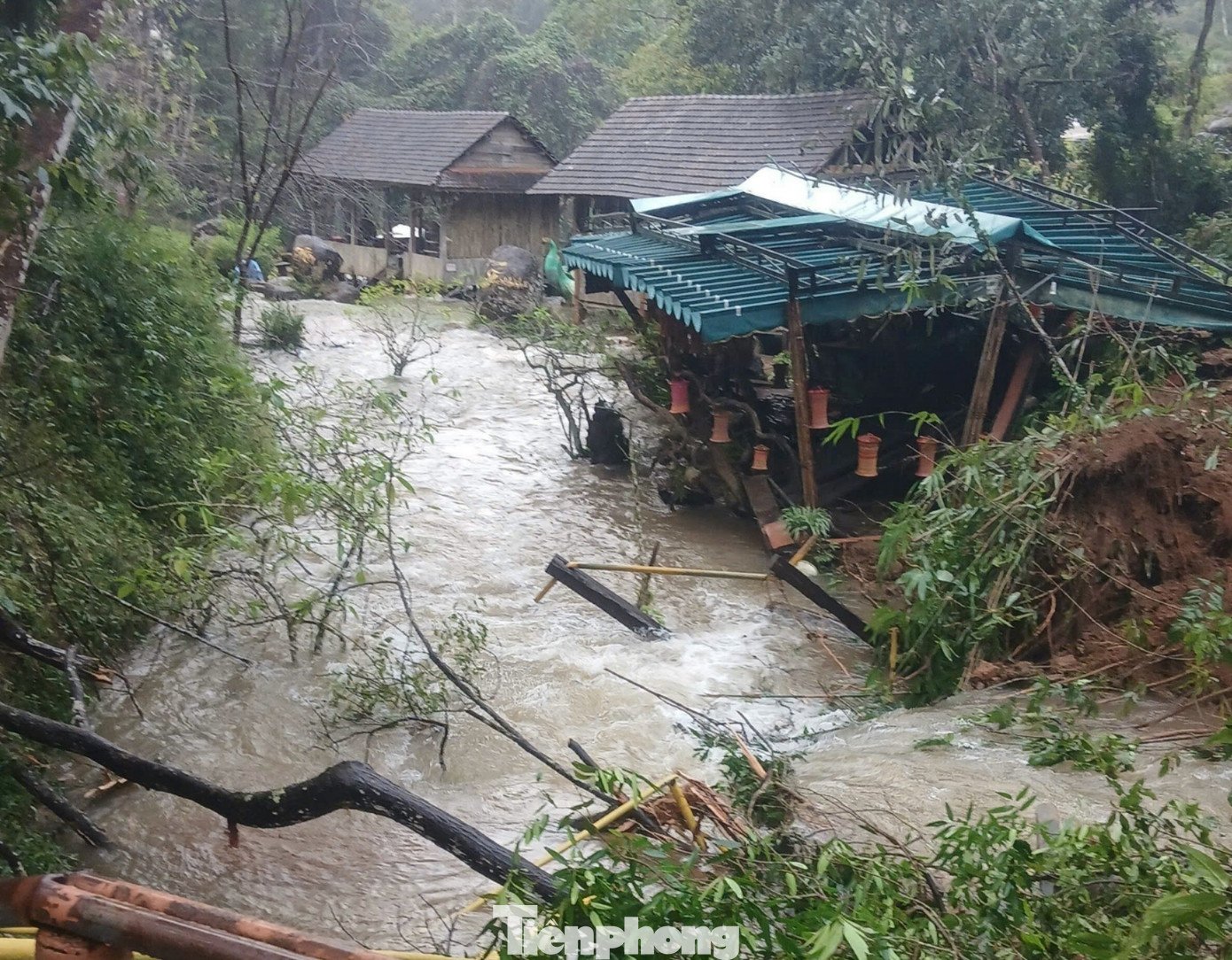 Nước lớn làm hư hỏng hạ tầng điểm du lịch thác Pa Sỹ, xã Măng Đen.