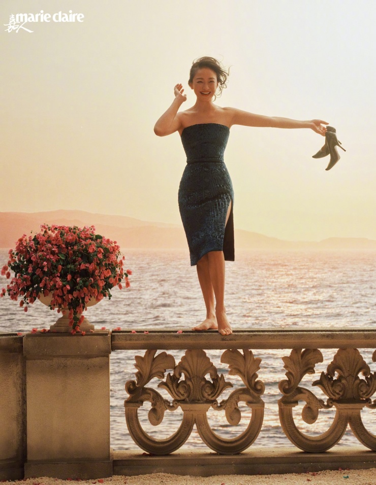 Diễn viên mặc các thiết kế của nhà mốt Chanel.