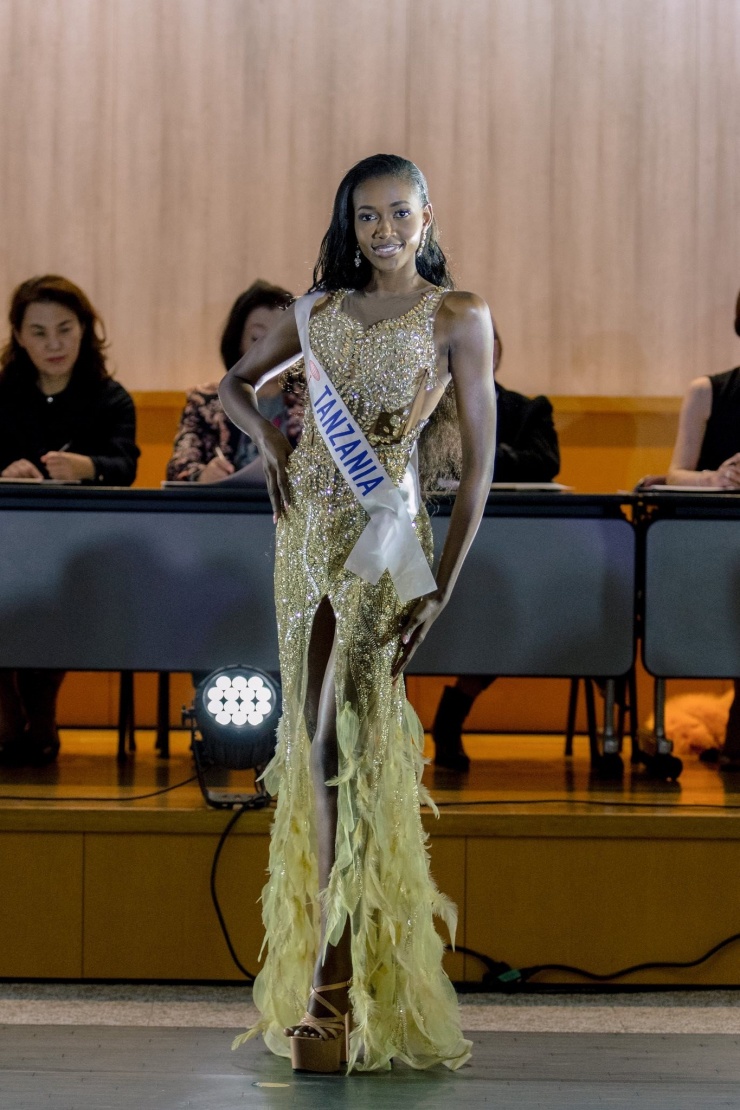 Đại diện Tanzania - Efrazia Makene được nhận xét là thí sinh tiềm năng của châu Phi, có khả năng gây bất ngờ trong chung kết.