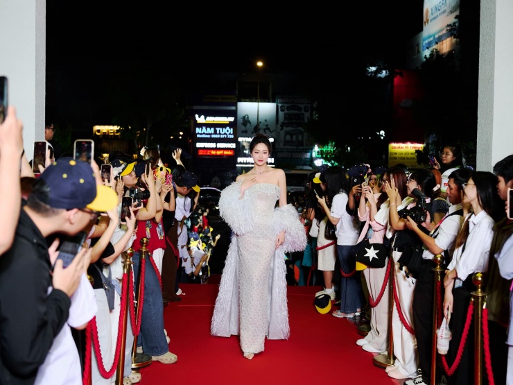 Tối 25/11, lễ bế mạc Liên hoan phim Việt Nam lần thứ 24 diễn ra tại Nhà hát Quân đội (TP.HCM), quy tụ đông đảo các diễn viên, đạo diễn, nhà làm phim… tham dự. Dàn Hoa - Á hậu nhà Sen Vàng khoe sắc lộng lẫy trên thảm đỏ sự kiện.