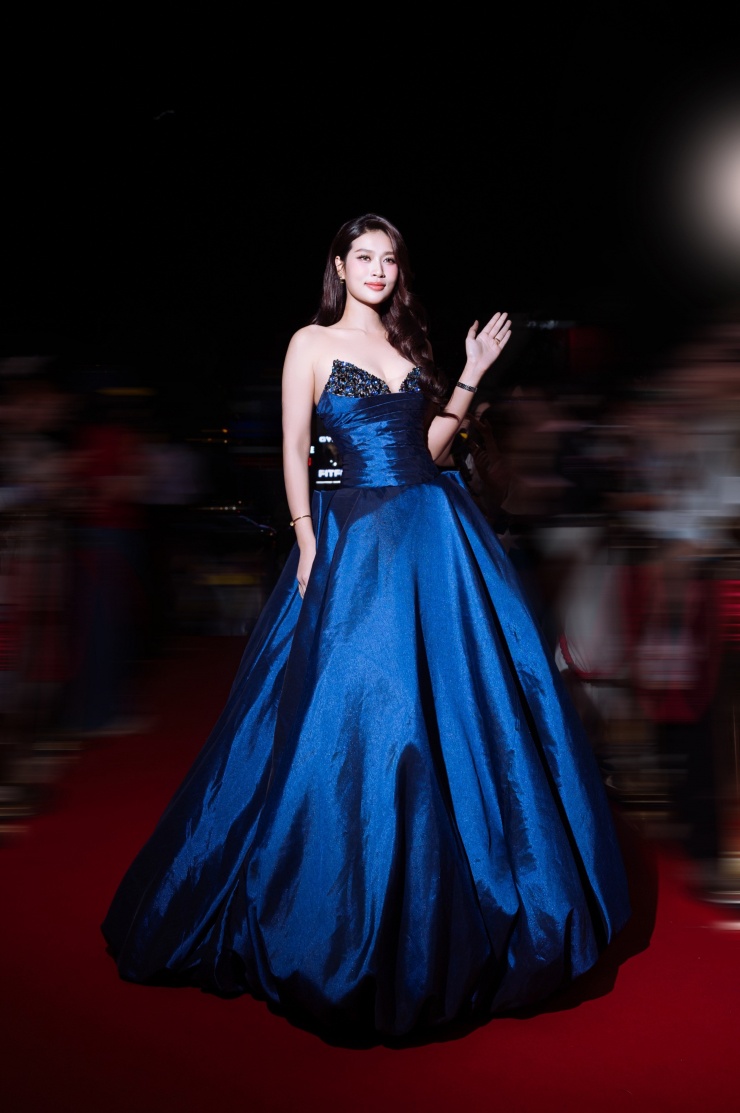 Trên thảm đỏ, Miss Grand Vietnam 2022 thu hút ánh nhìn với thiết kế dạ hội sang trọng và gợi cảm. Tác phẩm “Nụ Hôn Bạc Tỷ” ra mắt đầu năm 2025 đánh dấu vai chính điện ảnh đầu tiên của Thiên Ân, vượt mốc 200 tỷ.