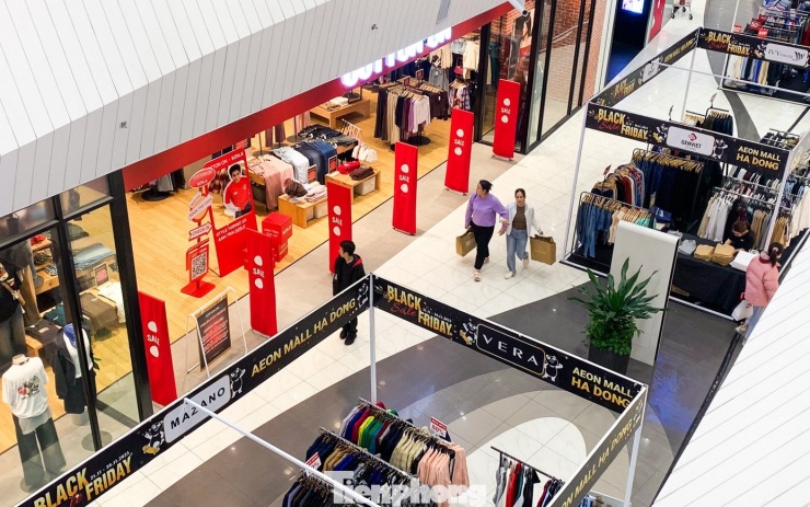 Trái ngược hoàn toàn với kỳ vọng về một mùa mua sắm sôi động, thị trường cuối năm đang ghi nhận thực tế "ảm đạm, đìu hiu". Nhiều gian hàng gần như vắng bóng khách, dù các chương trình giảm giá được treo dày đặc. Hình ảnh ghi nhận tại một trung tâm thương mại lớn ở Hà Đông.