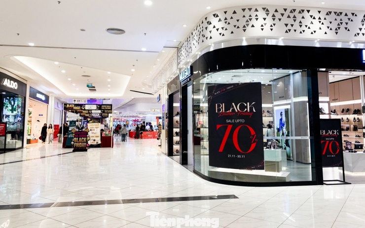Trong đợt cao điểm Black Friday, các gian hàng tại trung tâm thương mại đồng loạt tung mức giảm giá "khủng". Nhiều nơi áp dụng chiết khấu sâu, lên tới 70% thậm chí là 90%.