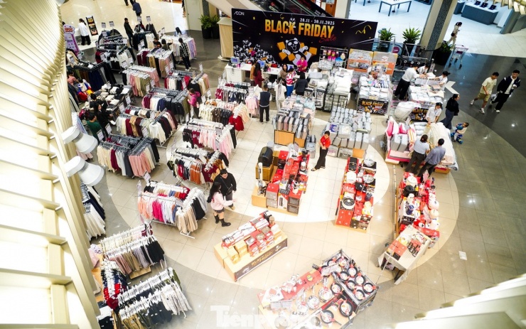 Dù nằm ngay tại khu sảnh lớn, vị trí đắc địa nhất trung tâm thương mại, cửa hàng này vẫn vắng bóng khách ghé thăm.