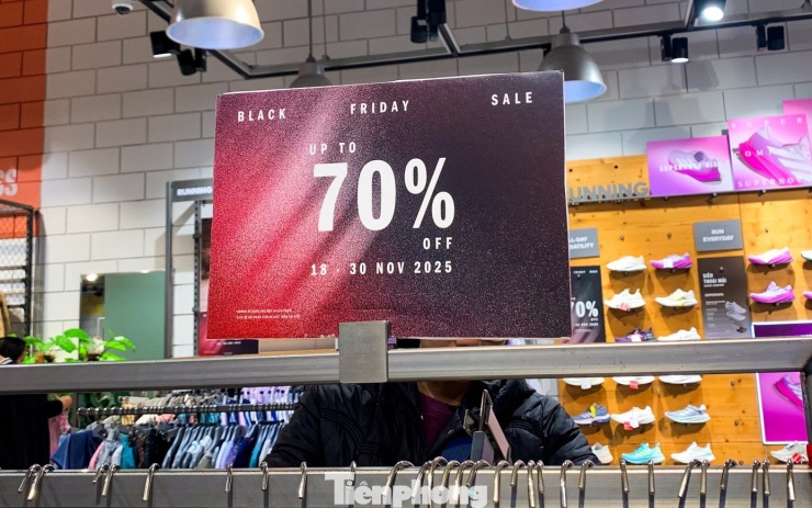 Dù là thương hiệu lớn, cửa hàng quần áo này vẫn chỉ có lác đác khách ghé thăm. Chủ cửa hàng thừa nhận lượng khách "không đông" và đang đặt hết hy vọng vào hai ngày cuối tuần, thời điểm diễn ra Black Friday.