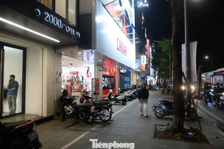 Tại các con phố thời trang như Đặng Văn Ngữ, Chùa Bộc, Cầu Giấy… lượng khách thưa thớt từ sáng đến tối.