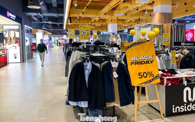 Tình trạng ảm đạm tương tự cũng được ghi nhận tại một trung tâm thương mại lớn khác ở phường Cầu Giấy.