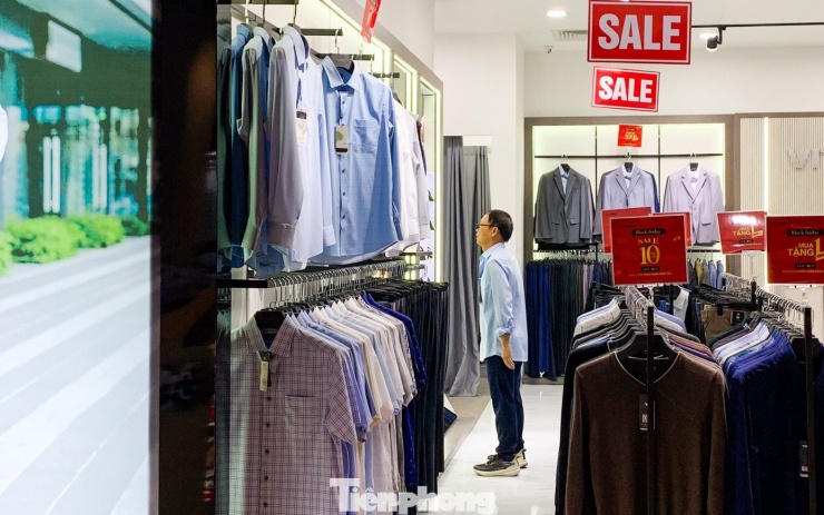 Ngay cả vào khung giờ được xem là cao điểm nhất trong ngày (buổi chiều và tối), nhiều cửa hàng tại trung tâm thương mại vẫn rơi vào cảnh vắng bóng khách hàng.