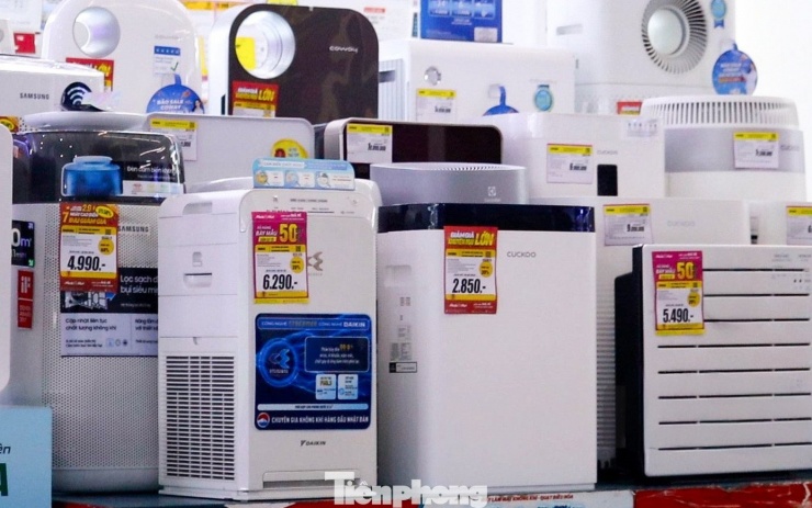 Bên cạnh thời trang, chiến lược giảm giá sâu cũng được áp dụng triệt để cho cả sản phẩm gia dụng và công nghệ. Chủ các cửa hàng cho biết, đây là cơ hội mua sắm với mức ưu đãi tốt nhất và duy nhất trong năm.