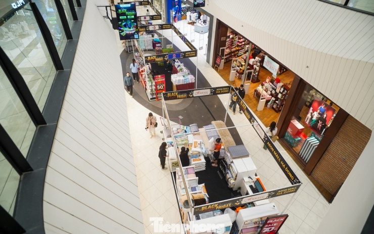 Nhiều chủ cửa hàng cho rằng, Black Friday đã giảm sức hút do cạnh tranh trực tiếp với các sàn thương mại điện tử. Mua sắm online tiện lợi và được giảm giá liên tục đã thay thế việc chờ đợi các ưu đãi tại cửa hàng truyền thống.