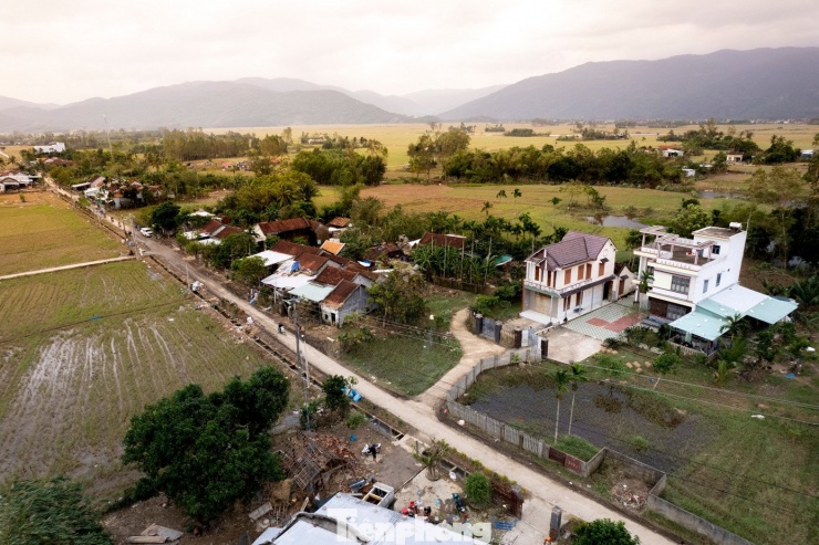 Căn nhà anh Tân cao nhất trong thôn trở thành tâm điểm bởi lời đồn thất thiệt.