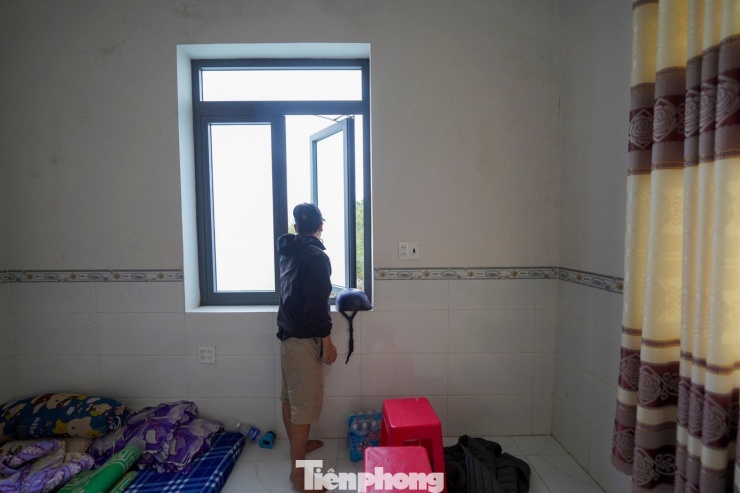 Anh Tân dành toàn bộ tầng một để cho hơn trăm con người tá túc. Người chạy đến nhà anh phải leo qua cửa sổ. Ba ngày chờ nước rút, chiếc lò than trở thành căn bếp chính nấu ăn cho tất cả.