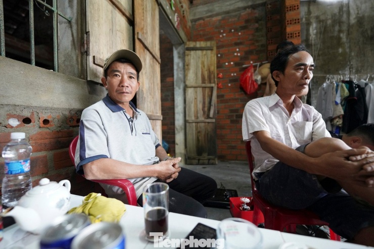 Ông Trần Công Thành (đội nón) làm điều không tưởng nên nhiều người ở xóm gọi ông là Thành "mát".