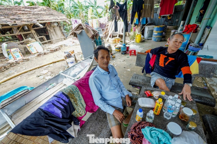 Ông Dũng ngồi cạnh ân nhân.