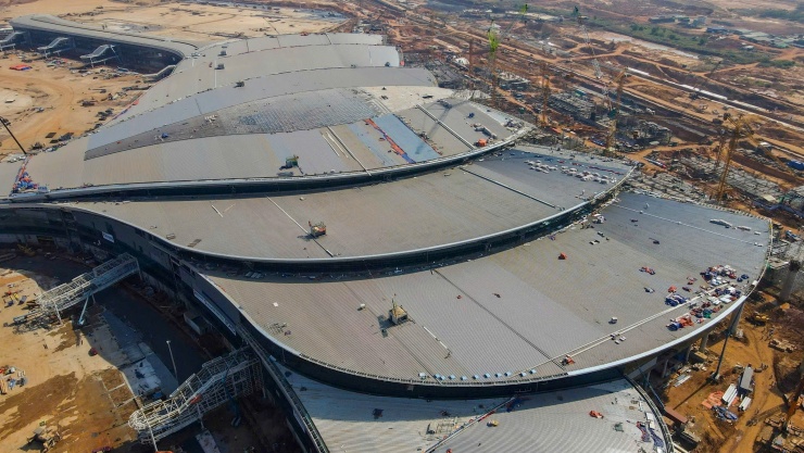 Gói thầu nhà ga với thiết kế điểm nhấn là cánh hoa sen đã thành hình sau khi hoàn thành lợp mái.