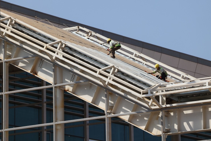 Ba "cánh sen" hướng ra ngoài cũng xong cơ bản phần lợp mái, các ống lồng dần thành hình. Hiện công nhân tất bật thi công các công đoạn cuối cùng của phần mái, hoàn thành phần xây dựng trước 19/12.