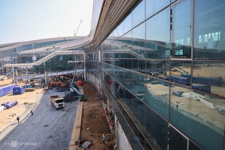 Mặt bên ngoài nhà ga cũng lắp kính được khoảng 80%. Theo nhà thầu, diện tích kính phủ bề mặt nhà ga khoảng 70.000 m2.