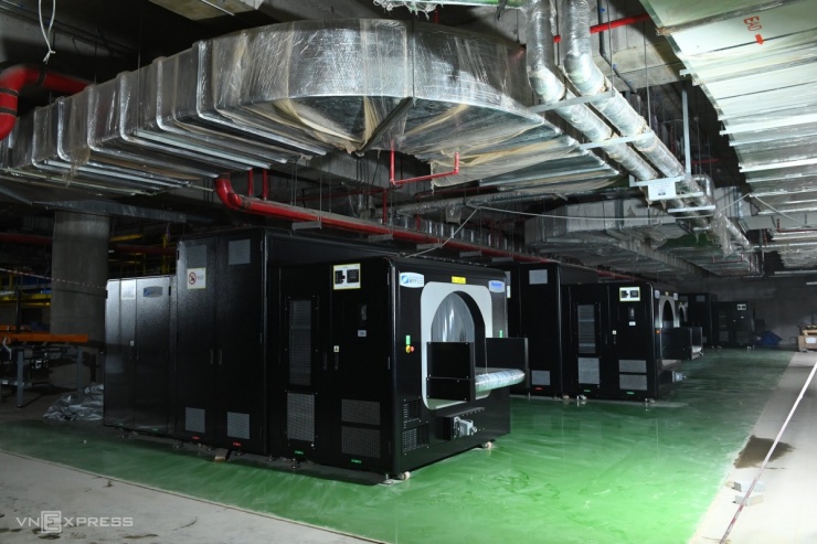 Máy soi chiếu hành lý được lắp ráp bên trong nhà ga.