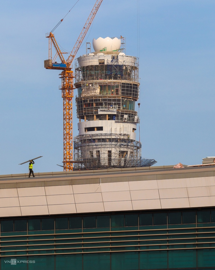 Tháp không lưu cùng công trình phụ trợ có tổng mức đầu tư 3.500 tỷ đồng. Công trình được ví như khối óc đảm bảo nhiều hoạt động của sân bay.