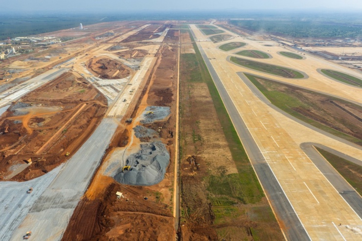 Đường cất hạ cánh đầu tiên đã hoàn thiện xây dựng, lắp thiết bị, bay hiệu chuẩn và đủ điều kiện khai thác. Đường băng thứ hai dự kiến cơ bản hoàn thành phần xây lắp trước 19/12.