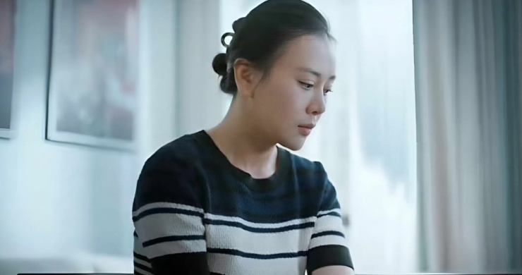 Tập 47 của phim Gió ngang khoảng trời xanh thu hút hàng triệu lượt xem với những phân cảnh diễn nội tâm của Phương Oanh. Nữ diễn viên khắc họa hình ảnh người phụ nữ của gia đình qua bộ trang phục đơn giản, với chiếc áo dệt kim kẻ ngang.