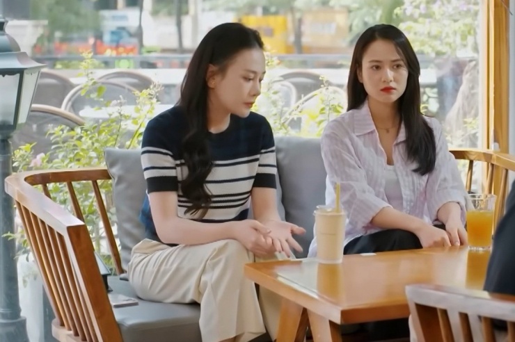 Thiết kế này đã được Phương Oanh diện vài lần trong phim. Cô thường kết hợp cùng những kiểu quần ống đứng basic, tạo phong cách thanh lịch, trưởng thành.