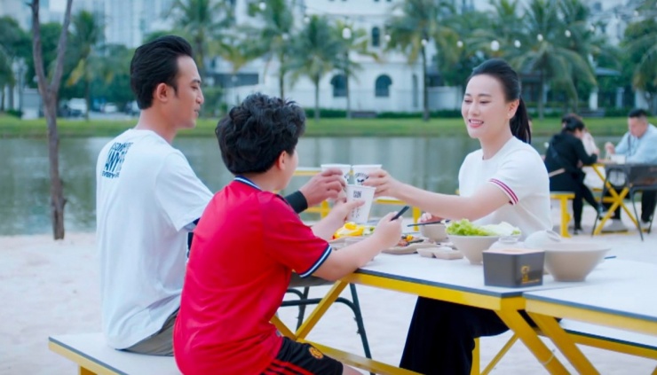 Áo dệt kim ngắn tay được Phương Oanh ưa chuộng qua nhiều tập phim. Ở tập cuối, nữ diễn viên cũng chọn một thiết kế len nhẹ nhàng giá bình dân.