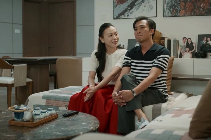 Dù ở nhà hay ra phố, thời trang của Phương Oanh gắn liền với những kiểu đồ 'kín cổng cao tường', phù hợp với tạo hình nhân vật.