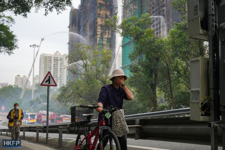 Hoạt động chữa cháy vẫn diễn ra sáng 27-11. Ảnh: HKFP