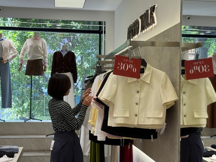 Dù có chương trình giảm giá, nhưng cửa hàng chỉ lác đác khách xem hàng.