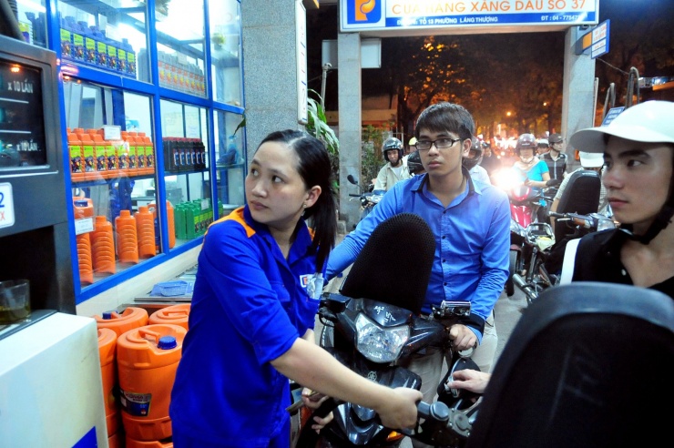 Giá xăng được điều chỉnh giảm. Ảnh: Nam Khánh