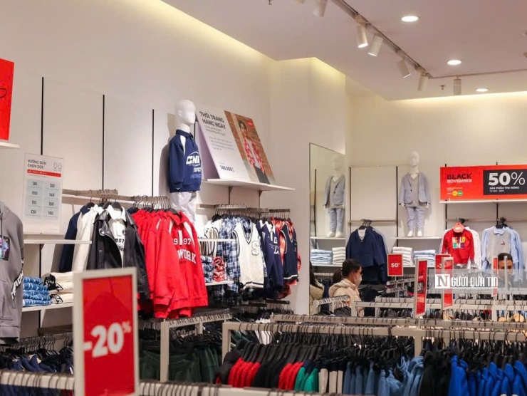 Một số thương hiệu thời trang quốc tế và nội địa còn tung ưu đãi sớm để hút khách, đồng thời bố trí thêm nhân viên tư vấn, sắp xếp lại hàng hóa để chuẩn bị cho lượng người dự kiến tăng mạnh trong hai ngày tới.