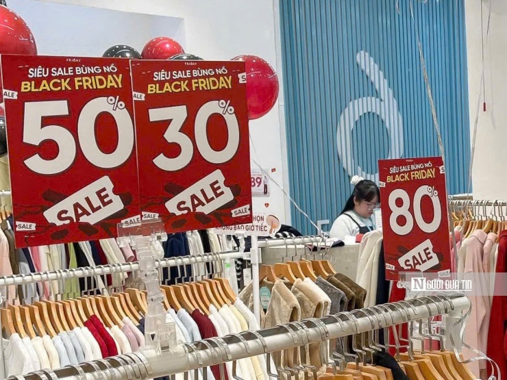 Từ thời trang, mỹ phẩm, phụ kiện cho đến đồ gia dụng, điện tử, hầu hết các cửa hàng đều tung ưu đãi mạnh với mức giảm 30–70%, thậm chí nhiều thương hiệu đưa ra mức giảm sâu tới 80–90%.