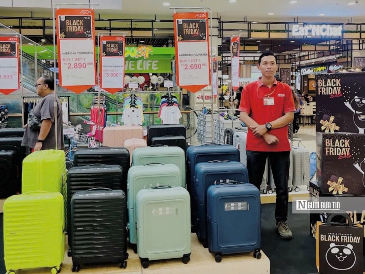 Các trung tâm thương mại lớn cũng đồng loạt trang trí banner, biển hiệu bắt mắt, kéo dài thời gian mở cửa để đón lượng khách dự báo tăng mạnh vào ngày chính hội.