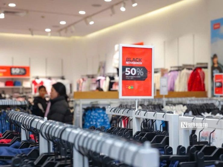 Theo quan sát của Người Đưa Tin, năm nay số lượng cửa hàng tham gia Black Friday nhiều hơn hẳn so với năm ngoái, mức giảm cũng “mạnh tay” hơn, nhiều thương hiệu tung ưu đãi 50–70%, thậm chí 80–90%. Dù vậy, sức mua thực tế chưa bùng nổ như kỳ vọng.