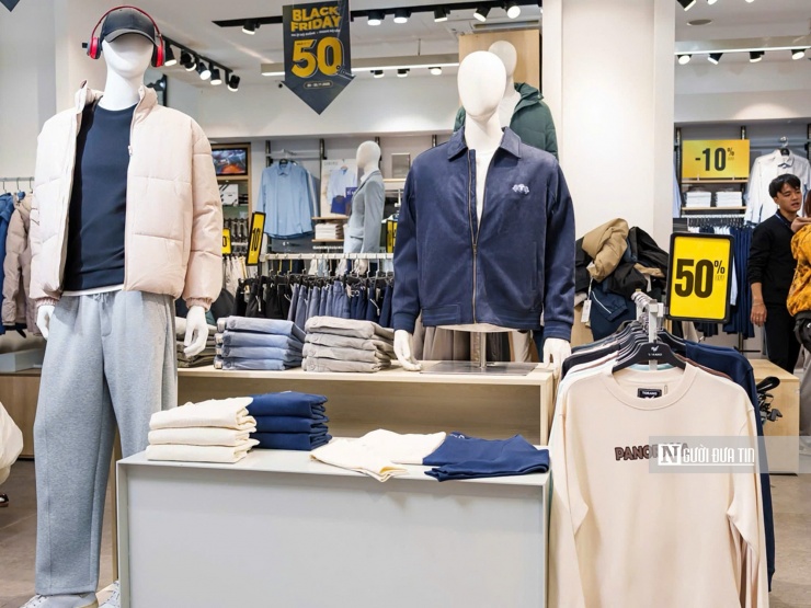 Đây là đợt sale giảm giá lớn nhất vào dịp cuối năm và là cơ hội để các cửa hàng "chạy" các chương trình tri ân cũng như kích cầu mua sắm từ khách hàng.