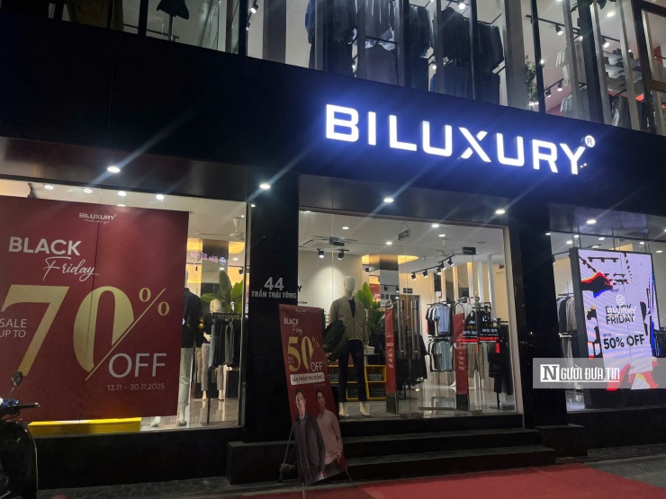 Mặc dù trong giờ cao điểm nhưng không khí mua sắm trên phố Cầu Giấy khá ảm đạm. Dù hàng loạt cửa hàng đồng loạt treo biển “sale khủng”, “xả hàng Black Friday”, nhưng bên trong nhiều shop vẫn vắng vẻ, lác đác vài khách bước vào xem rồi lại đi ra tay không.